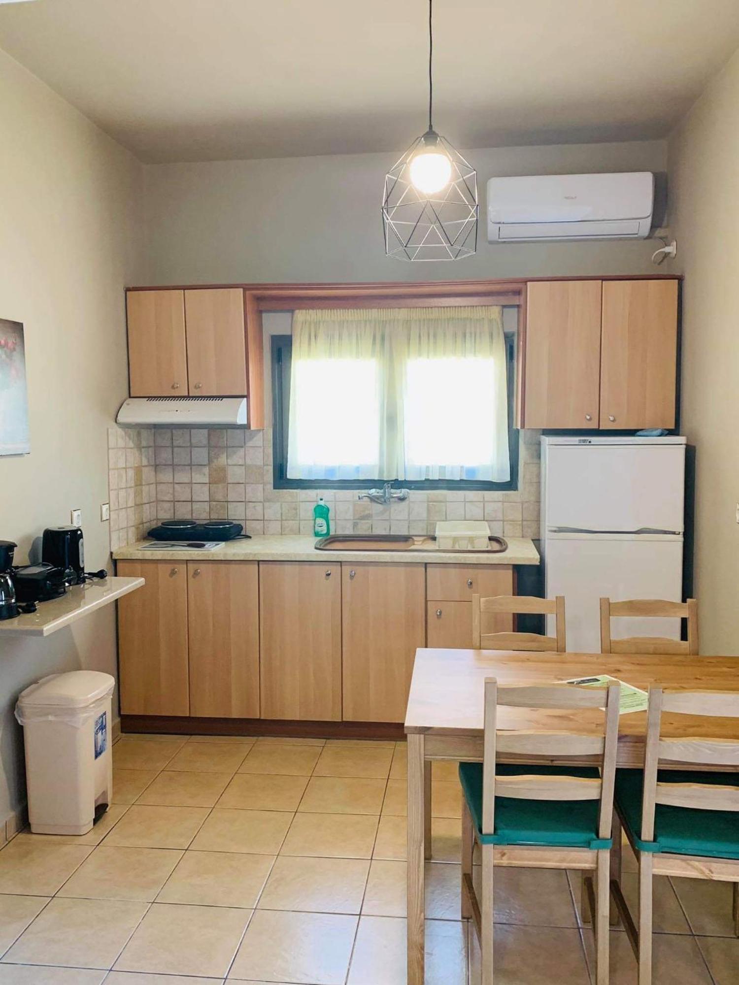Finikes Apartments Stoúpa Pokoj fotografie